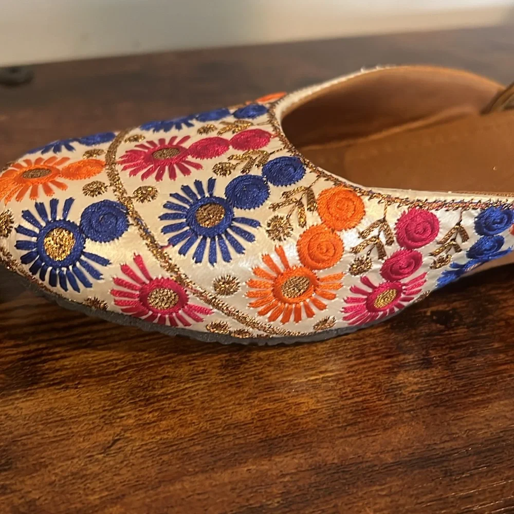 Color juttis (shoes) embroidered fits size 6 - Picture 4 of 5